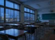 Interior de uma sala de aula de escola secundária japonesa vazia ao anoitecer, destacando a arquitetura modular, as carteiras alinhadas e a iluminação suave que entra pelas janelas de correr.