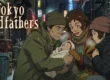 Ilustração dos três protagonistas de Tokyo Godfathers segurando a bebê Kiyoko em uma ruela coberta de neve em Tóquio.