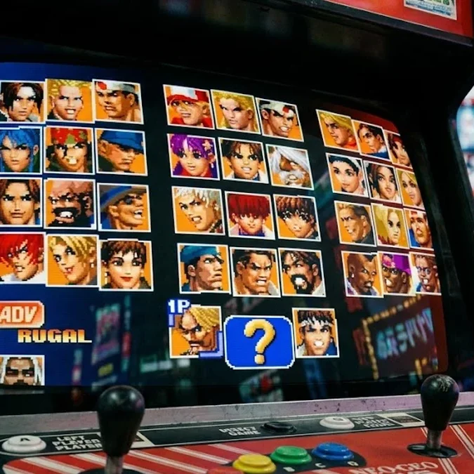 Close-up técnico em um monitor CRT de arcade japonês exibindo a tela de seleção de personagens de The King of Fighters '98