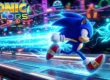 Sonic correndo muito rápido com um rastro de luz azul, acompanhado por um pequeno ser brilhante em um cenário espacial cheio de luzes coloridas.