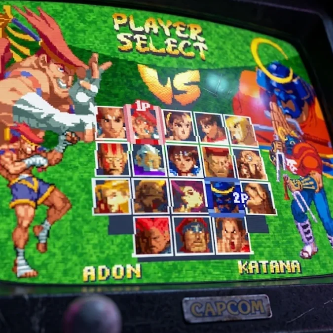 Um close técnico de um monitor CRT em um gabinete de arcade, exibindo a tela de seleção de personagens de Street Fighter Zero 2