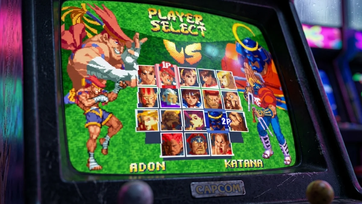 Um close técnico de um monitor CRT em um gabinete de arcade, exibindo a tela de seleção de personagens de Street Fighter Zero 2