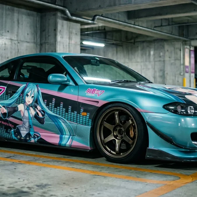 Carro esportivo japonês modificado em estacionamento subterrâneo exibindo arte em vinil de estilo anime fluindo com as linhas aerodinâmicas da carroceria, exemplificando a cultura Itasha de design.