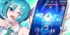 Close de uma mão tocando a tela de um celular que mostra o jogo de ritmo da Hatsune Miku