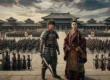 Shin e Ei Sei liderando exércitos de soldados no pátio do palácio de Qin no filme live-action de Kingdom.