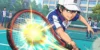 Ilustração de Ryoma Echizen rebatendo uma bola de tênis brilhante com sua raquete em uma quadra escolar vibrante.