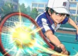 Ilustração de Ryoma Echizen rebatendo uma bola de tênis brilhante com sua raquete em uma quadra escolar vibrante.