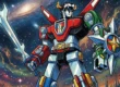 Ilustração de animação cel estilo anos 80 do robô Voltron (Golion) formado, segurando espada e escudo em fundo cósmico.
