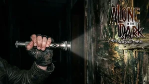 Close de personagem em jogo de terror segurando uma lanterna acesa em um corredor escuro, com o feixe de luz destacando detalhes de uma parede rústica de madeira e uma moldura de quadro antiga no canto direito.